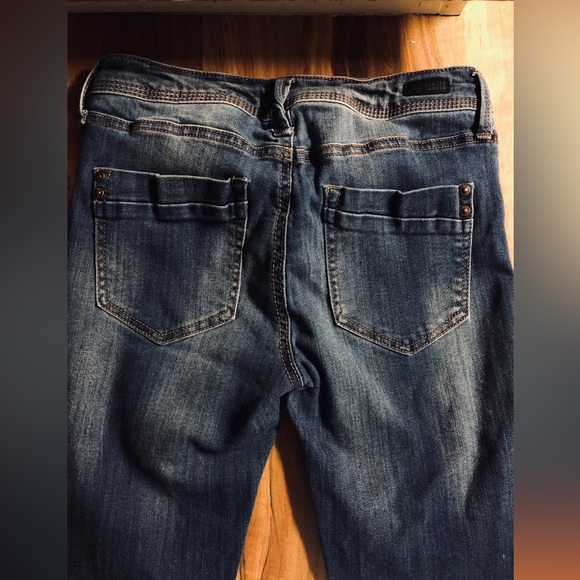 Almost Famous Skinny Jeans size 3 in juniors - Picture 3 of 4
